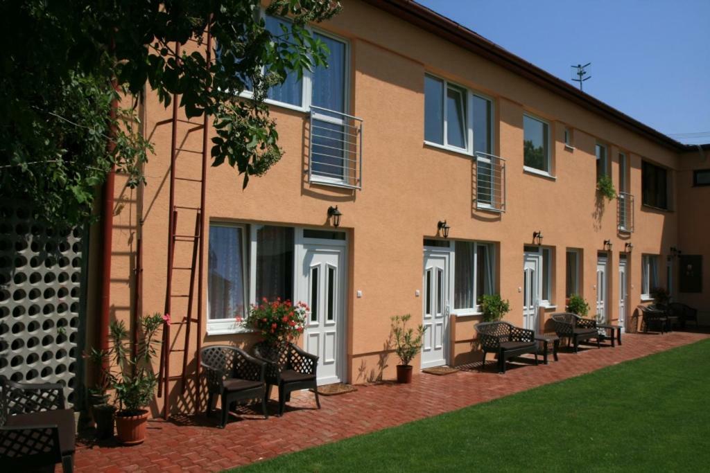 Penzion Atlas Sturovo Exterior photo